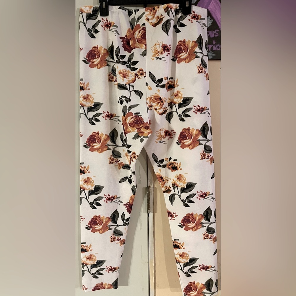 NWOT Women’s Plus Size Floral Leggings - Picture 2 of 3